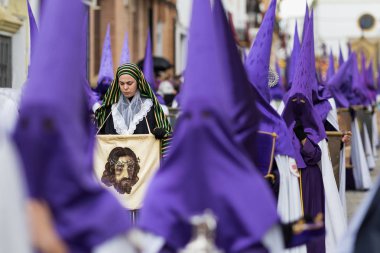 Marchena, Sevilla, İspanya - 30 Mart 2018: Kutsal hafta Marchena, Seville ('Semana Santa') alay. Kutsal Cuma öğleden sonra. Nasıralı İsa'nın kardeşlik alay