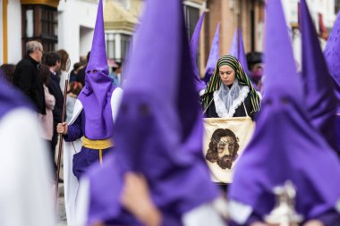 Marchena, Sevilla, İspanya - 30 Mart 2018: Kutsal hafta Marchena, Seville ('Semana Santa') alay. Kutsal Cuma öğleden sonra. Nasıralı İsa'nın kardeşlik alay