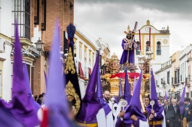 Marchena, Sevilla, İspanya - 30 Mart 2018: Kutsal hafta Marchena, Seville ('Semana Santa') alay. Kutsal Cuma öğleden sonra. Nasıralı İsa'nın kardeşlik alay