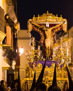 Marchena, Sevilla, İspanya - 30 Mart 2018: Kutsal hafta Marchena, Seville ('Semana Santa') alay. Kutsal Cuma öğleden sonra. Saint Peter İsa'nın kardeşlik alay