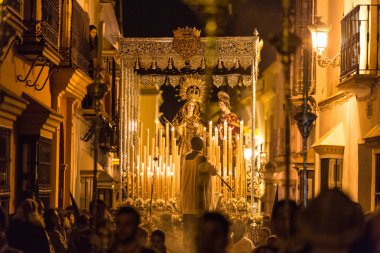 Marchena, Sevilla, İspanya - 30 Mart 2018: Kutsal hafta Marchena, Seville ('Semana Santa') alay. Kutsal Cuma öğleden sonra. Saint Peter İsa'nın kardeşlik alay