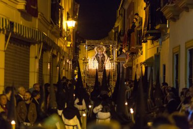 Marchena, Sevilla, İspanya - 31 Mart 2018: Kutsal hafta Marchena, Seville ('Semana Santa') alay. Kutsal Cumartesi öğleden sonra. İsa'nın kutsal mezar Kardeşliği alay