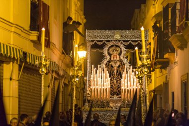 Marchena, Sevilla, İspanya - 31 Mart 2018: Kutsal hafta Marchena, Seville ('Semana Santa') alay. Kutsal Cumartesi öğleden sonra. İsa'nın kutsal mezar Kardeşliği alay
