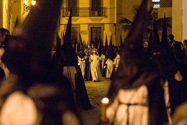 Marchena, Sevilla, İspanya - 31 Mart 2018: Kutsal hafta Marchena, Seville ('Semana Santa') alay. Kutsal Cumartesi öğleden sonra. İsa'nın kutsal mezar Kardeşliği alay