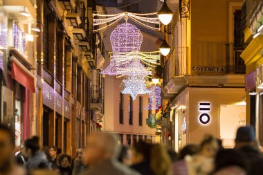 Seville, İspanya - 30 Aralık 2018 Seville sokaklarının güzel Noel ışıklandırması