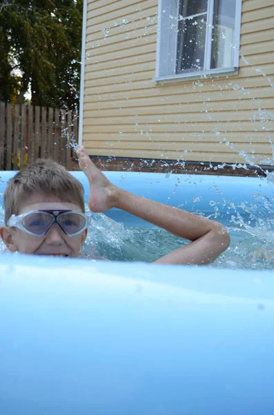 Pojke Skolpojke Badar Sommaren Semester Hem Uppblåsbara Pool Med Klarblått — Stockfoto