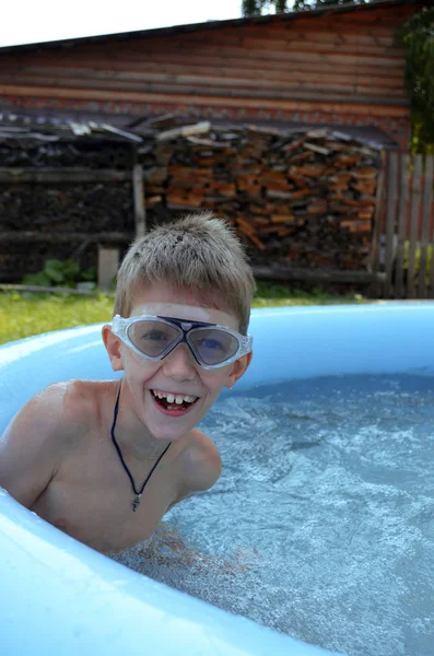 Pojke Skolpojke Badar Sommaren Semester Hem Uppblåsbara Pool Med Klarblått — Stockfoto