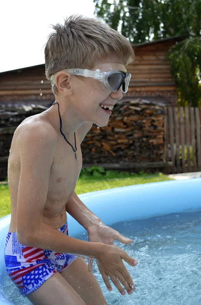 Pojke Skolpojke Badar Sommaren Semester Hem Uppblåsbara Pool Med Klarblått — Stockfoto