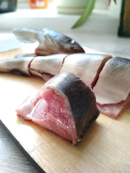 Yönetim Kurulu, ham ipçik, ıslak masa üzerinde bir balıktır parçalara, balık, fotoğraf, cook balık büyük parça balık