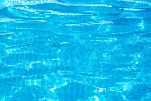 Bakgrund av ljusa blå klart vatten i poolen — Stockfoto