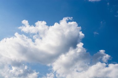 Bir yaz temiz beyaz havadar kabarık bulutlar ile parlak mavi gökyüzü 