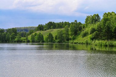Manzara: orman ve nehir, yatay fotoğraf, gün batımı fırtınalı gökyüzü