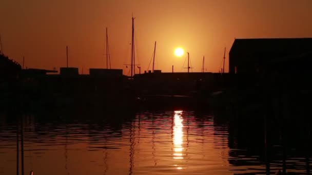 Prachtig Uitzicht Zonsondergang Buurt Van Boot Ligplaats — Stockvideo