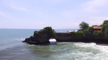 Hava: Bali güzel manzara. Harika mavi okyanus dalgaları. Bali, Endonezya