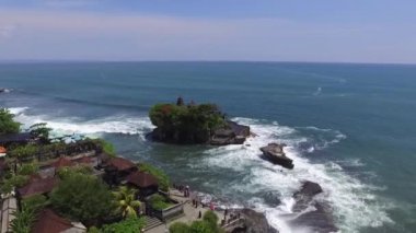 Hava: Bali güzel manzara. Harika mavi okyanus dalgaları. Bali, Endonezya