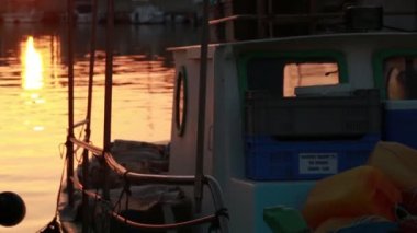 Gün batımı tekne tekne yakınındaki