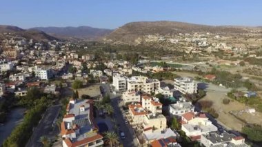 Havadan görünümü: dağlarda Kıbrıs evler