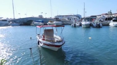 Limasol marina suya küçük bir teknede, hull, Kıbrıs güzel dalga yansımaları ile