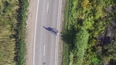 Havadan görünümü: Rusya doğada. Motorcu yolda gidiyor