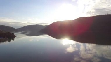 Havadan görünümü: göl ve günbatımı