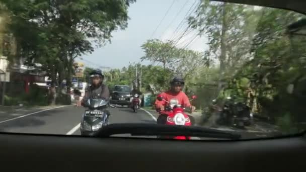 Gente Detrás Nuestro Auto Vista Desde Ventana Del Coche Bali — Vídeo de stock