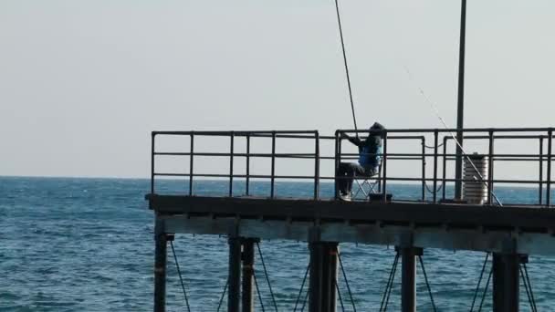 Köprüde Oturma Düz Görme Balıkçı — Stok video