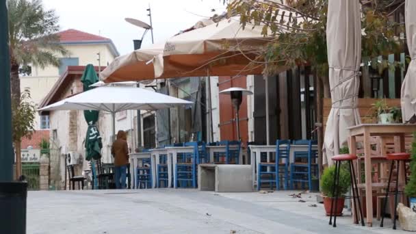 Kavárna v ulici starého města Limassol. Ostrov Kypr