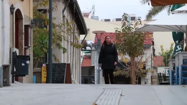 Mensen Lopen Straat Van Oude Stad Cyprus Limassol — Stockvideo