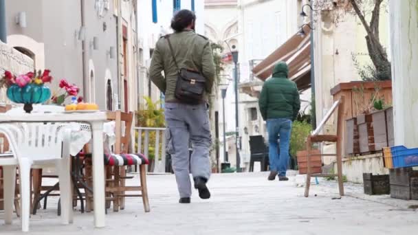 Gente Caminando Por Calle Del Casco Antiguo Chipre Limassol — Vídeos de Stock