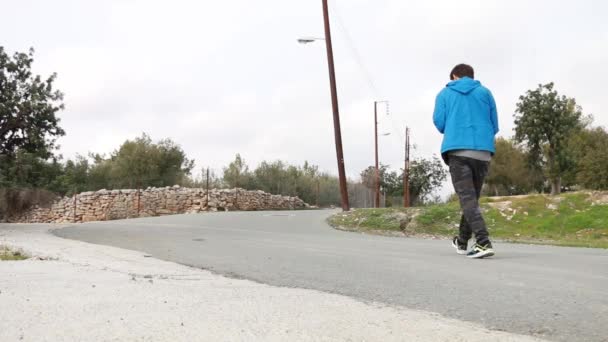 Een Man Die Het Dorp Loopt Cyprus Eiland Natuur Geweldig — Stockvideo