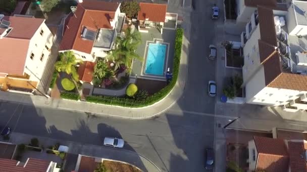 Aéreo Sobrevoar Rua Com Casas Cidade — Vídeo de Stock