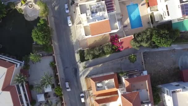 Aéreo Sobrevoar Rua Com Casas Cidade — Vídeo de Stock
