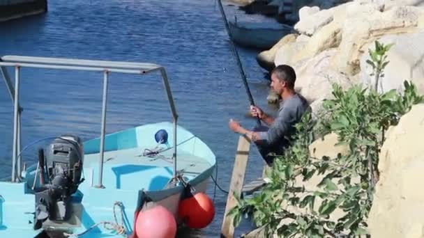Malý Člun Vodu Rybář Limassol Marina Odrazy Pěkné Vlny Jeho — Stock video
