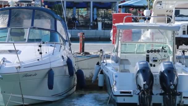 Pequeño Barco Agua Puerto Deportivo Limassol Con Reflejos Olas Casco — Vídeo de stock