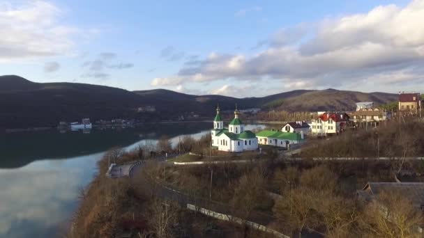 Flygfoto Kyrka Och Staden — Stockvideo