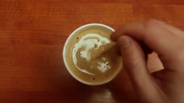 Kopp Kaffe Träbord Hand Omrörning Kaffe Kopp Träbord — Stockvideo