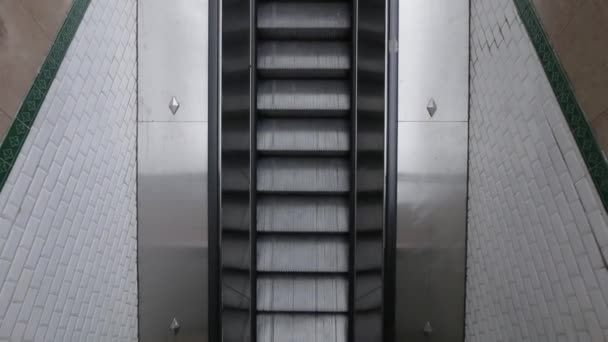 Vista Arriba Hacia Abajo Subir Escaleras Mecánicas Metro Hombre Subiendo — Vídeo de stock