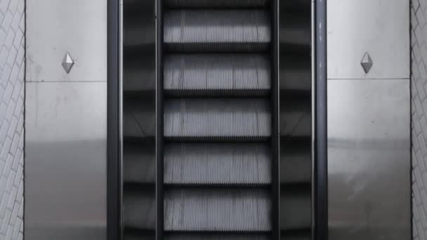 Vista Cima Para Baixo Subir Escada Rolante Metrô Homem Subir — Vídeo de Stock