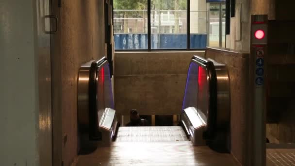 Homem Subindo Escadas Subindo Uma Escada Rolante Automática — Vídeo de Stock