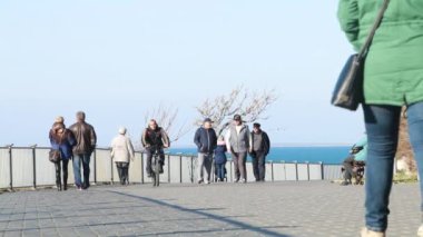 Denize yakın dolgu boyunca insanlar yürümek