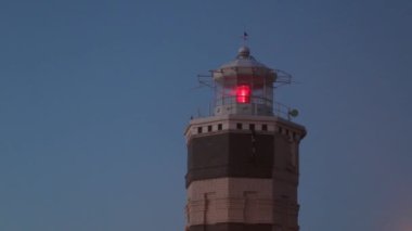 Deniz feneri kapat. Akşam görünümü. Kırmızı ışık