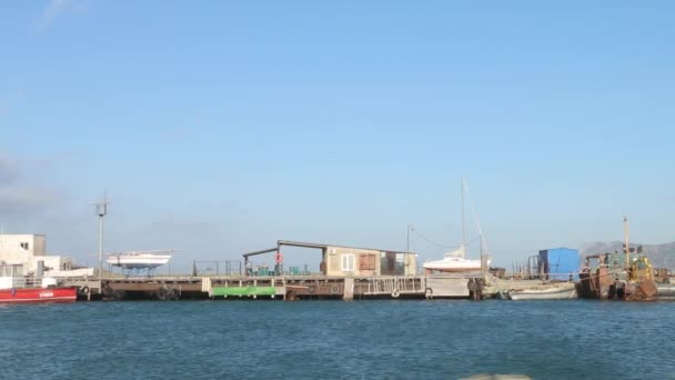 Eski Balıkçı Tekneleri Iskeleye Için Iple Bağlı Olan Marina Docked — Stok video