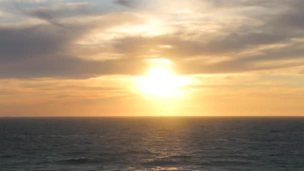 ビーチでの背景の夕日と風に鳥が飛んでいきます 海と太陽 — ストック動画