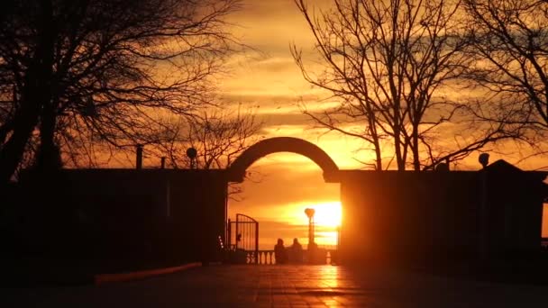 Menschen Mit Sonnenuntergang Neblig Bunter Sonnenuntergang Mit Der Sonne Die — Stockvideo