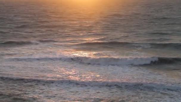 Erstaunlicher Sonnenuntergang Über Dem Strand Meeresstrandwellen Strand Bei Sonnenuntergang Sonnenlicht — Stockvideo