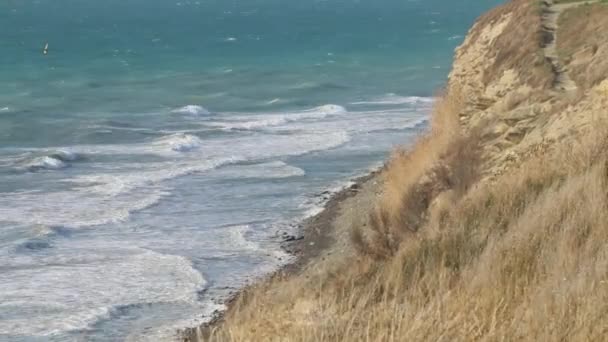 Bela Costa Mar Rochas Falésias Pôr Sol Ondas Praia Esmagando — Vídeo de Stock