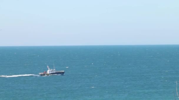 Pequeño Barco Cruza Mar Negro — Vídeo de stock