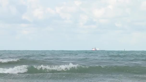 Tormenta Con Windsurfer Agua Grandes Olas Poderosas Rompiendo Malecón Una — Vídeo de stock