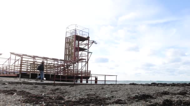 Hombre Mar Estación Vieja Torre Del Mar Watchtower Antigua Estación — Vídeo de stock