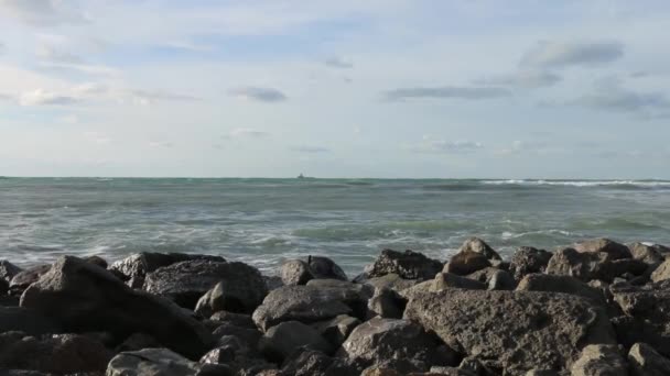 Rochas Perto Litoral — Vídeo de Stock